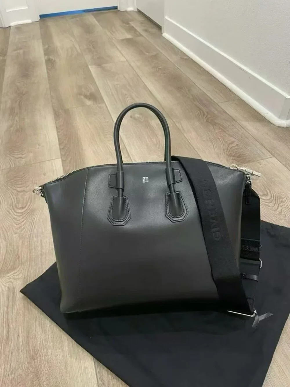NWT Authentic Givenchy Medium Antigona Bag | Classic Calfskin
